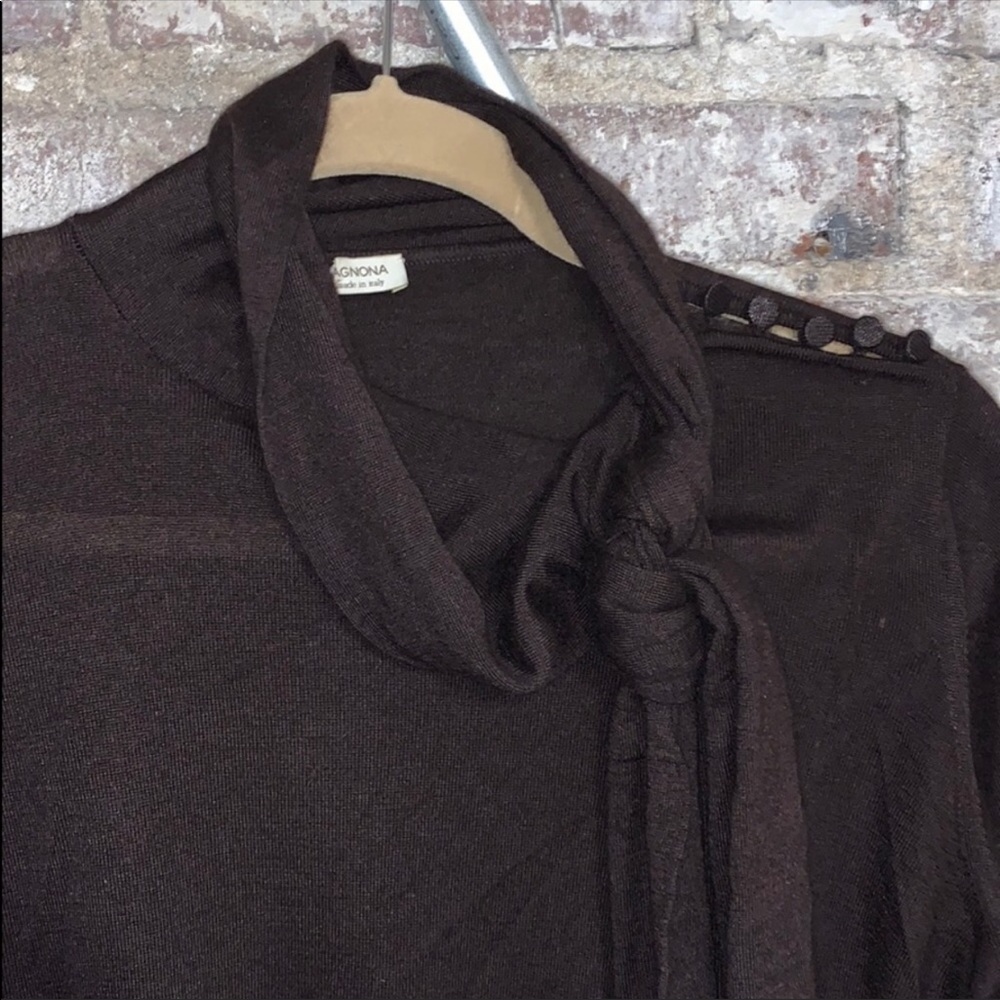 Tie neck silky Italian sweater with banded waist